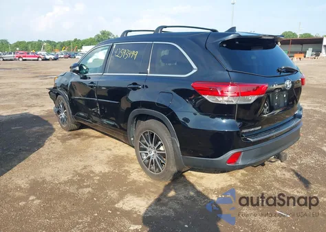 2018 Toyota Highlander Se z USA, uszkodzony, nr VIN 5TDJZRFH7JS868717